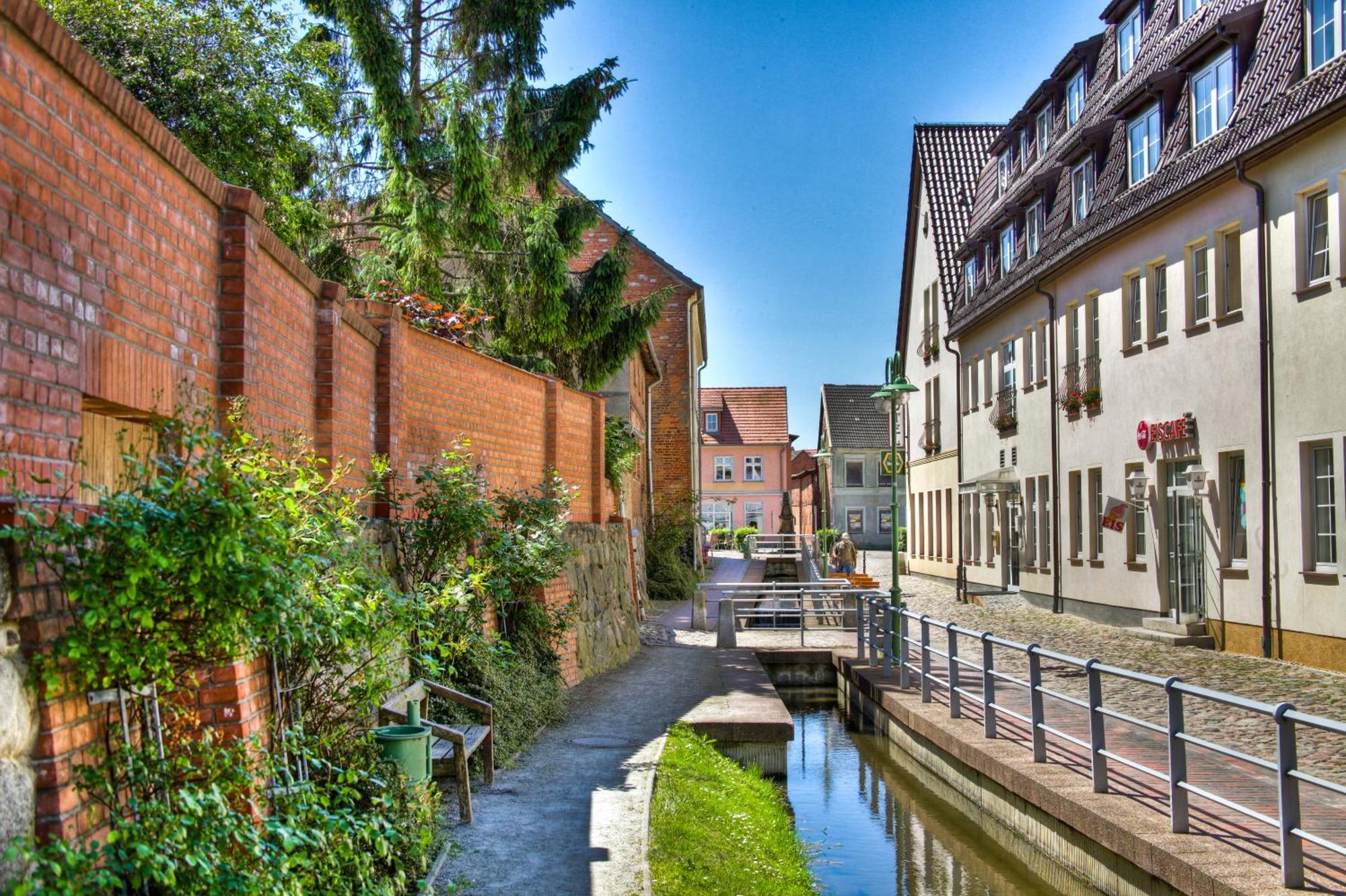 Hotel Am Markt Altentreptow Exterior photo